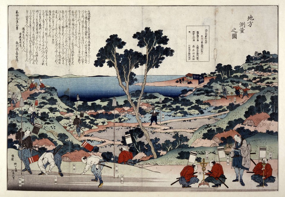 Grabado de Hokusai con agrimensores que trabajan con banderas e instrumentos en las colinas sobre una bahía