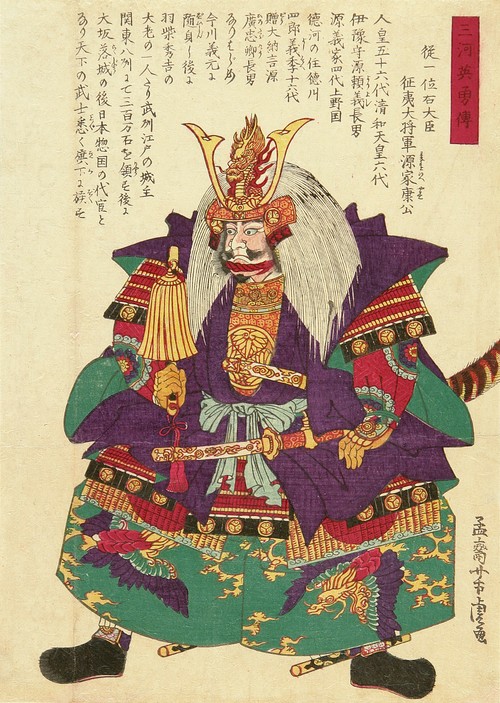 Retrato ukiyo-e del señor de la guerra Tokugawa Ieyasu, sentado con una armadura ornamentada y un casco con cuernos